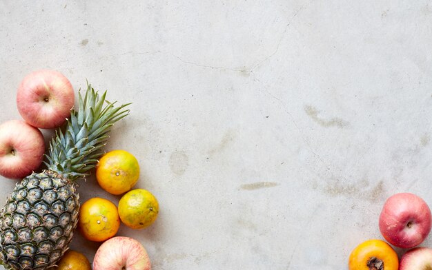 Quadro de frutas frescas em um concreto cinzento