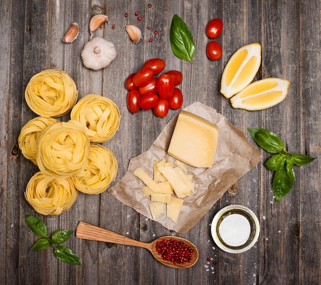 Quadro de fundo de macarrão com ingredientes para cozinhar na vista superior de madeira resistida