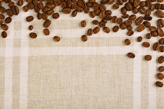 Foto quadro de grãos de café em fundo de saco de cor