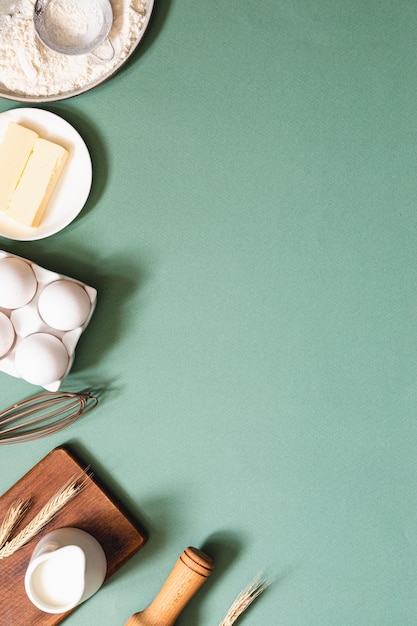 Quadro de ingredientes alimentares para assar em um fundo verde pastel Cozinhar a postura plana com espaço de cópia Vista superior Conceito de cozimento Mockup