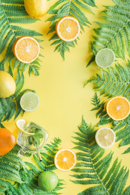 quadro de laranja, limão, limão e folhas em amarelo