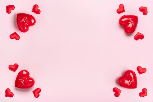 Quadro de layout de corações vermelhos de vela em forma de coração no fundo rosa