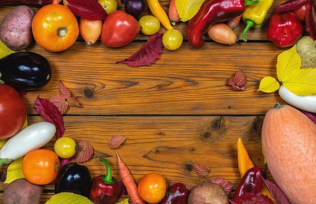 Foto quadro de legumes orgânicos frescos legumes de outono numa prancha de carvalho