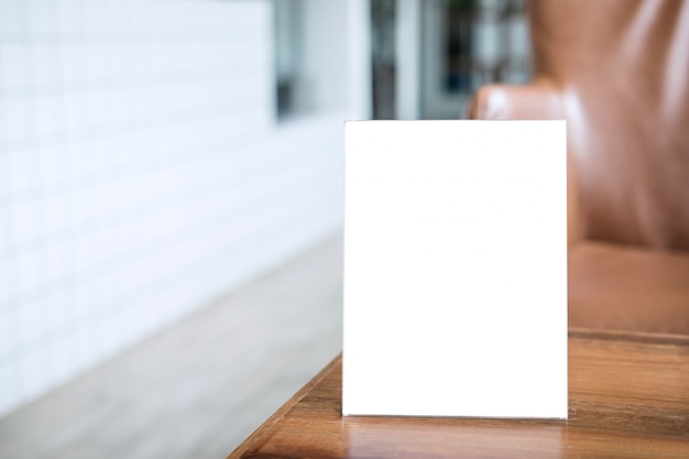 Quadro de menu em branco na mesa no café ficar para o seu texto de exibição