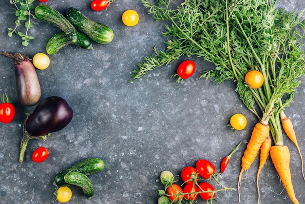 Foto quadro de mini vegetais cenouras frescas tomates cereja minúsculos pepinos berinjelas em fundo galvanizado pequenos sabores são perfeitos para projetos centrados em alimentação saudável, jardinagem urbana