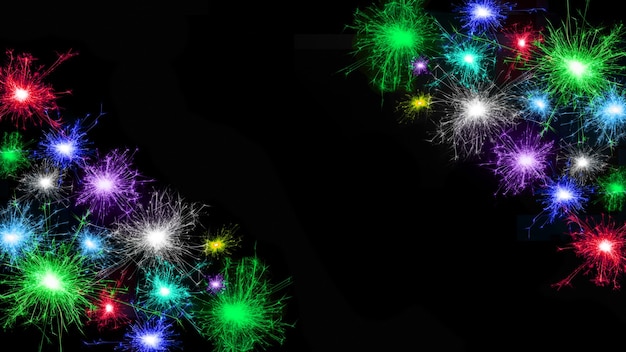 Quadro de muitos fogos de artifício multicoloridos isolados no fundo preto. Copie o espaço. Ideia para decorar as festas de fim de ano: Natal, Ano Novo, Aniversário, Dia da Independência, Aniversário