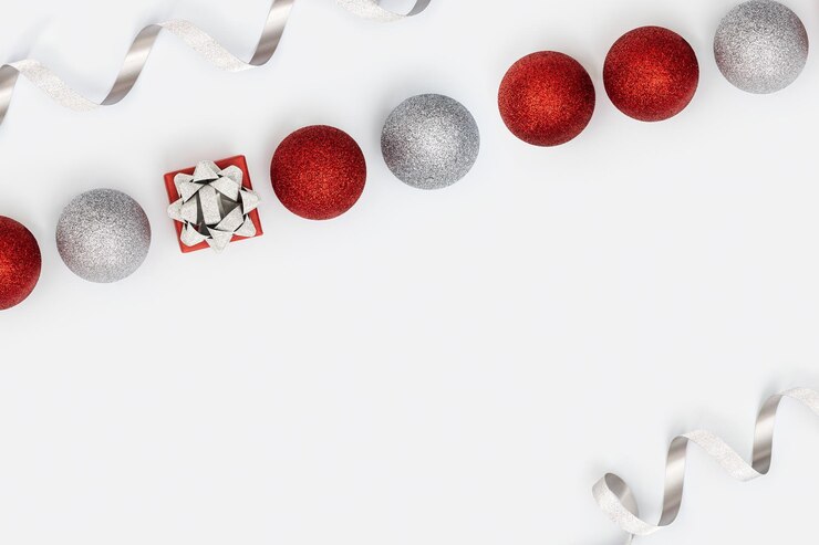 Foto quadro de natal com bolas de natal vermelhas e prateadas brilhantes e pequena caixa de presente ou presente em branco