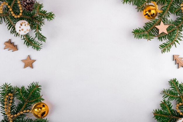 Quadro de Natal de abeto com decorações de Natal douradas em fundo cinza claro