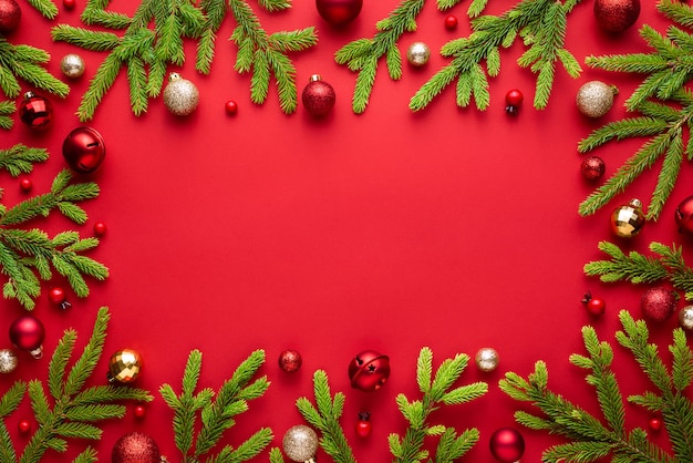 Quadro de Natal em fundo vermelho. Vista superior com espaço de cópia para o texto de saudação