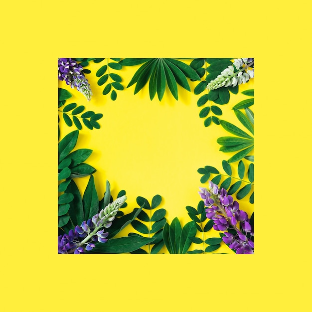 Quadro de natureza criativa feito de folhas tropicais e flores em amarelo