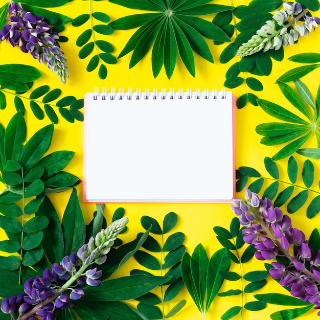 Quadro de natureza criativa feito de folhas tropicais e flores em amarelo