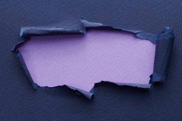 Quadro de papel rasgado com bordas rasgadas Janela para texto com espaço de cópia cores lilás azuis pedaços de páginas de caderno abstrato