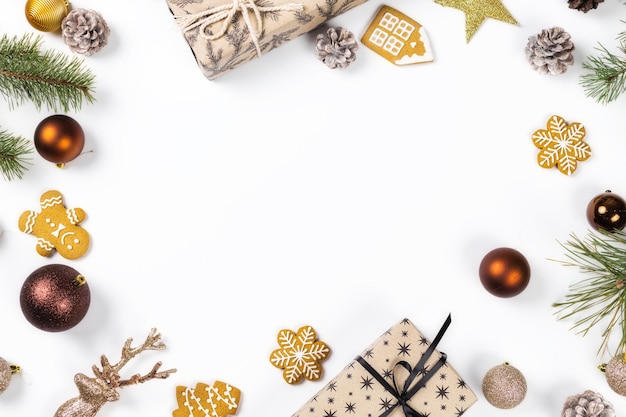 Quadro de presentes de Natal com bolas, pinhas e ramos de abeto na vista superior de fundo branco. Postura plana. Fundo de férias de Natal e ano novo. Conceito de cartão de felicitações de Natal
