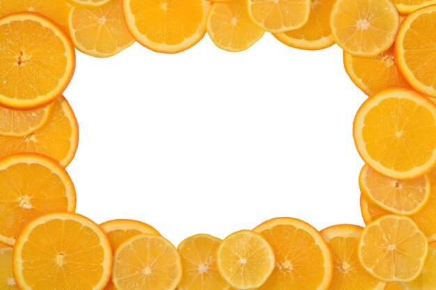 Quadro de rodelas de laranja e limão em um fundo branco