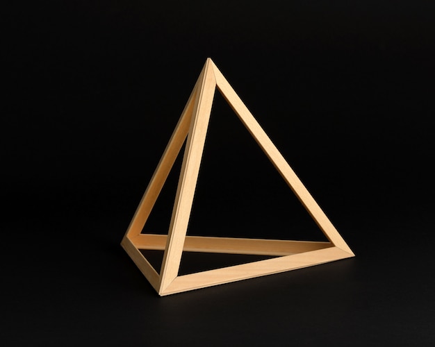 Quadro de triângulo de madeira tridimensional