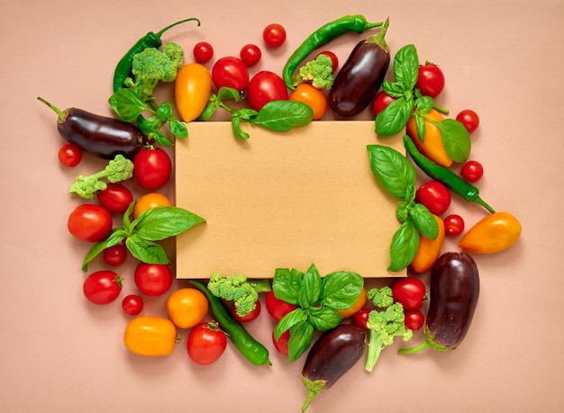 Quadro de vários vegetais no fundo, vista superior. Quadro de alimentos orgânicos com espaço para texto.