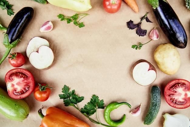 Quadro de vegetais beterraba manjericão berinjela salsa pimentão pimentão batatas pepino cenouras Receita de vegetais italianos Comida de conceito de veganismo Vista superior espaço de cópia Foto de alta qualidade