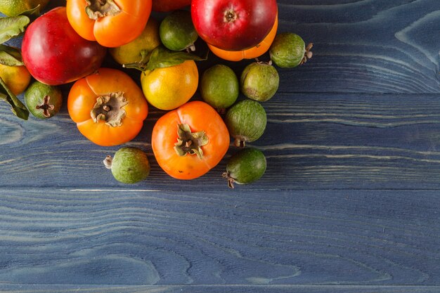 Quadro de verão com legumes orgânicos frescos e frutas em fundo de madeira