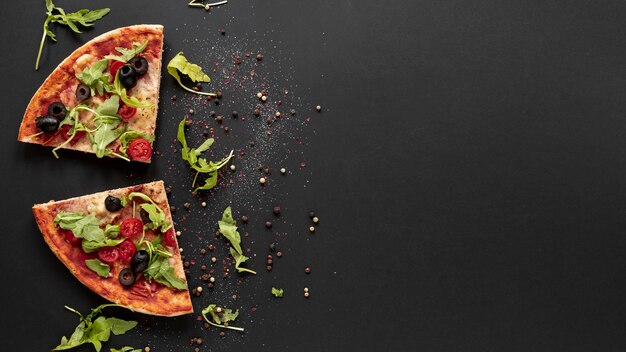 Quadro de visão acima com pizza e fundo preto