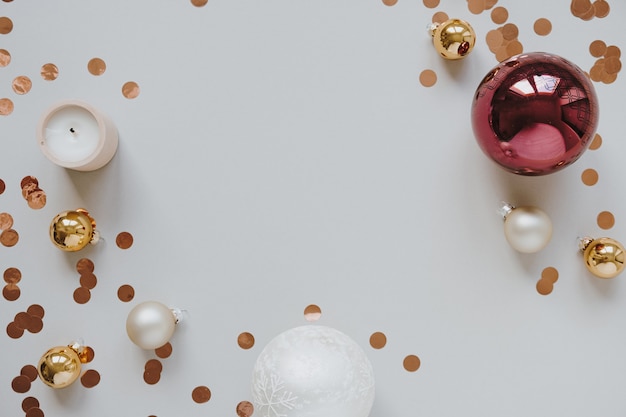 Quadro em branco com espaço de cópia de maquete feito de decorações de natal: enfeites, confetes de purpurina