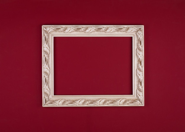 Quadro esculpido branco isolado sobre fundo vermelho