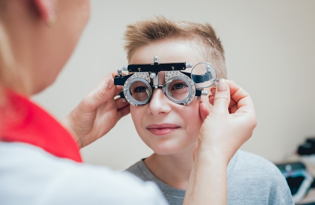 Quadro experimental. óculos para um menino. correção de ametropia com óculos.