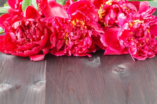 Foto quadro floral com peônias rosa na madeira