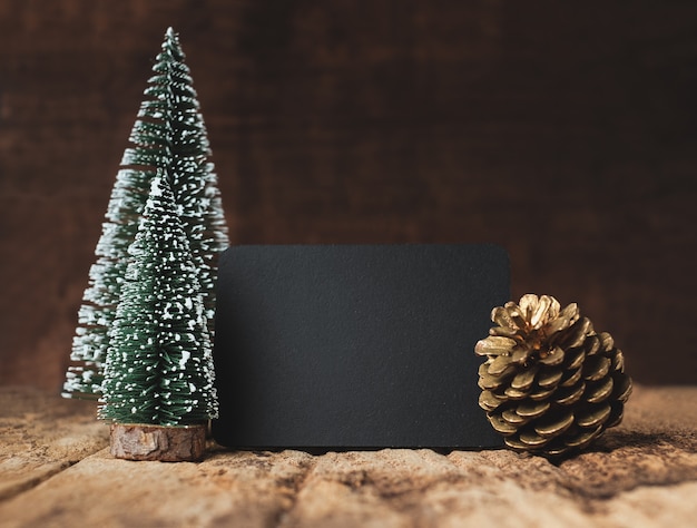 Quadro-negro com árvore de natal e pinha de ouro