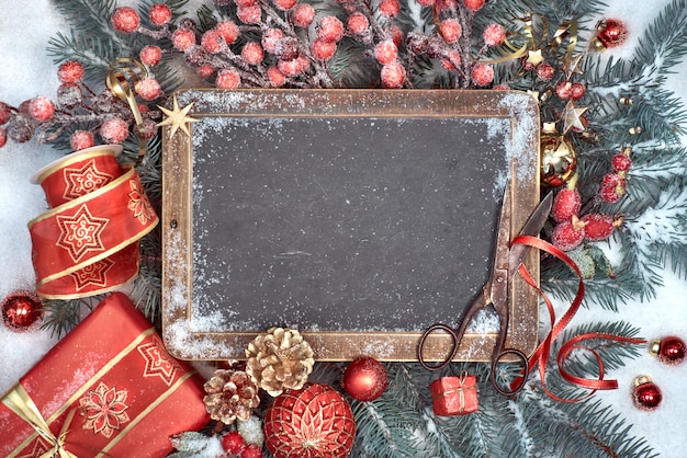 Quadro-negro com decorações de Natal na neve