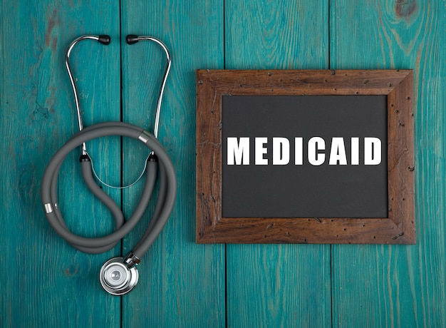 Quadro-negro com texto Medicaid e estetoscópio