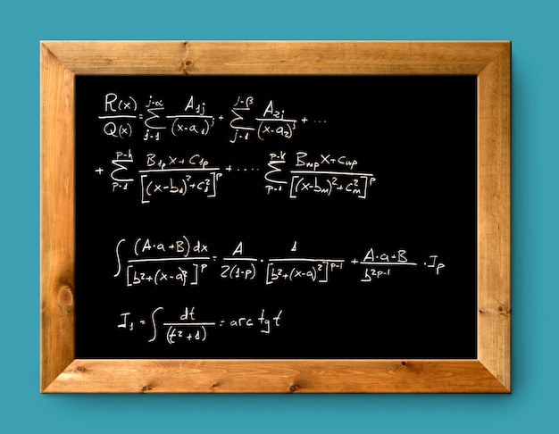 Foto quadro negro lousa difícil fórmula matemática