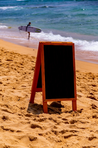 Foto quadro-negro na praia à beira-mar