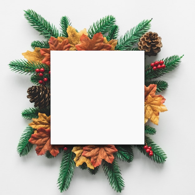 Foto quadro para o conceito de festival de natal e decoração, pinhas, galhos de pinheiro e bordo