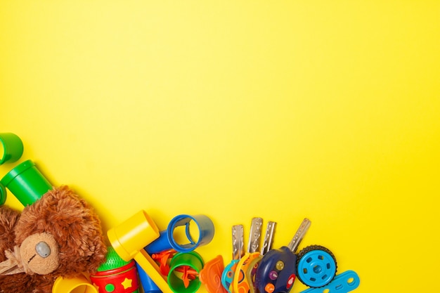 Quadro para texto. Vista superior do brinquedo de crianças multicolor blocos de construção de tijolos em fundo amarelo