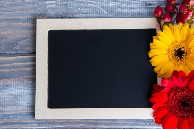 Foto quadro preto flores amarelas e vermelhas