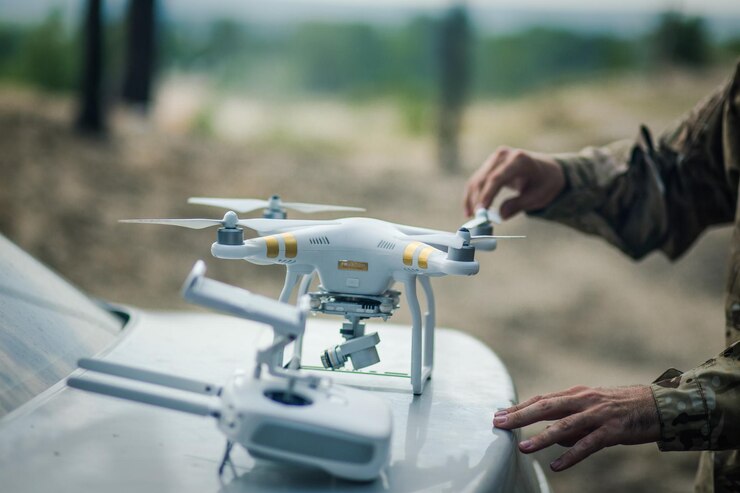 Foto quadrocopter blanco vuela sobre el fondo de un bosque verde