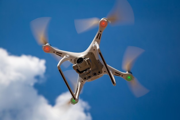 Quadrocopter im Flug vor blauem Himmel