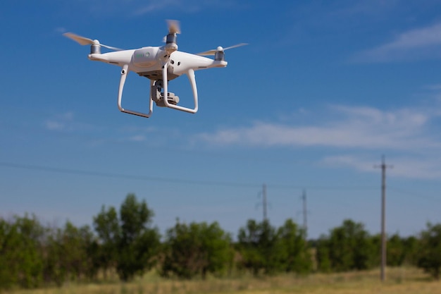 Quadrocopter sobrevolando el paisaje