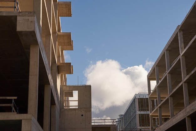 Quadros concretos de futuros edifícios no canteiro de obras