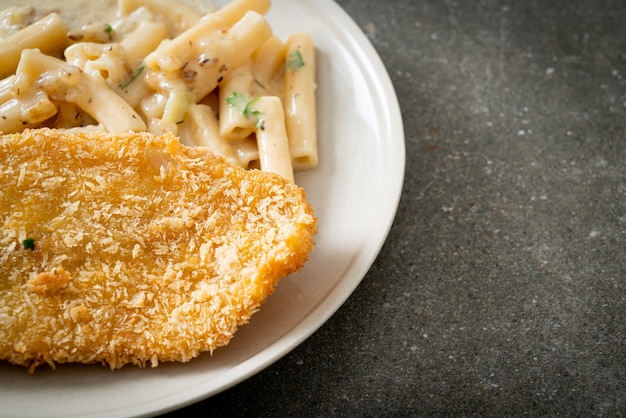 quadrotto penne caseiro molho de creme branco com peixe frito