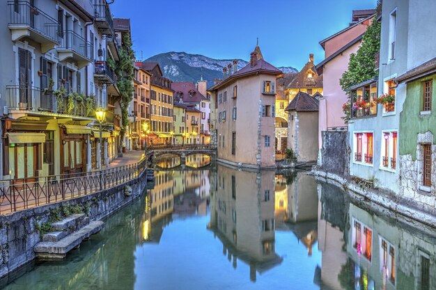 Foto quai de ile und kanal in der altstadt von annecy nachts frankreich hdr