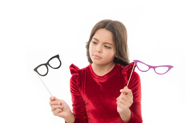 Foto qual escolher criança pequena perdida em pensamentos menina da moda com óculos descolados menina com roupas da moda criança com cabelo comprido estiloso olhar da moda de modelo pequena pequena fashionista