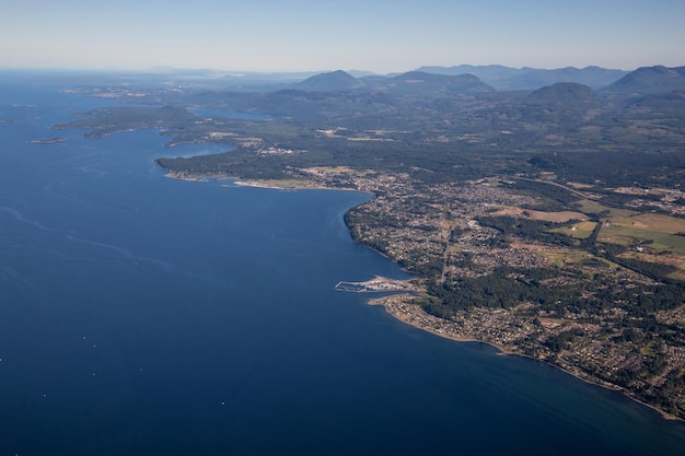 Qualicum Beach de uma perspectiva aérea na costa do Estreito da Geórgia na Ilha de Vancouver