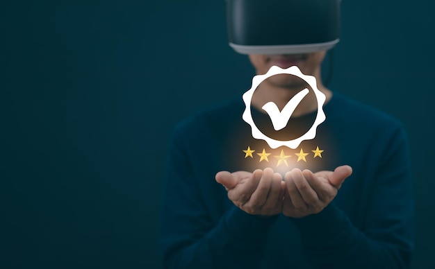 Qualitätssicherung von Unternehmensdienstleistungen, Mann mit virtueller VR-Brille Hand zeigt das Zeichen des Top-Service Qualitätssicherung, Garantie, Standards, ISO-Zertifizierung und Standardisierungskonzept.