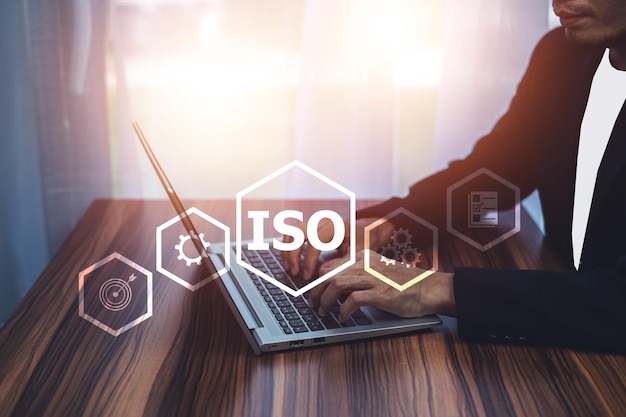 Qualitätssicherungsmanager verwenden Laptop-Suche ISO-Standards Qualitätskontrolle Konzeptsicherung Garantie