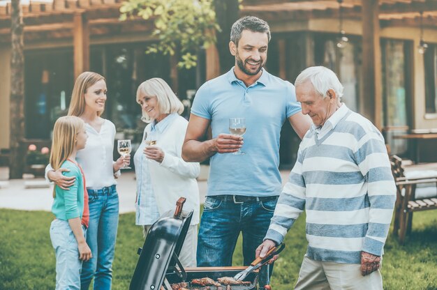 Qualitätszeit mit der Familie verbringen. Glückliche fünfköpfige Familie, die zusammen Zeit im Hinterhof verbringt