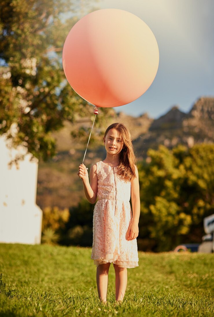 Foto qualquer maior e me levaria para longe retrato de uma menina bonitinha segurando um balão enorme enquanto estava do lado de fora