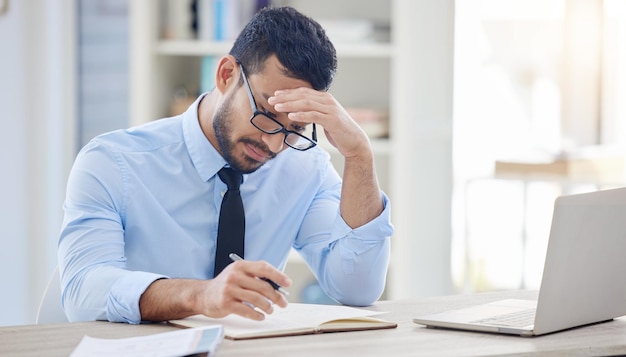 Quando a inspiração se recusa a vir. Tiro de um jovem empresário com dor de cabeça no trabalho.