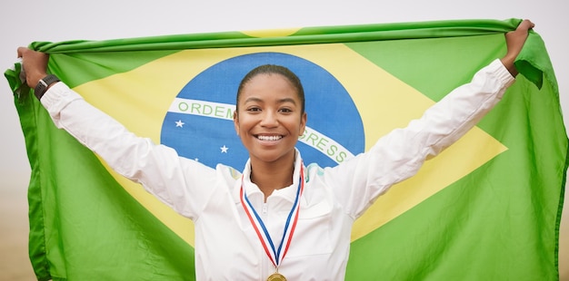 Foto quando eu ganho, meu país ganha. retrato recortado de uma jovem atleta atraente comemorando uma vitória para seu país.