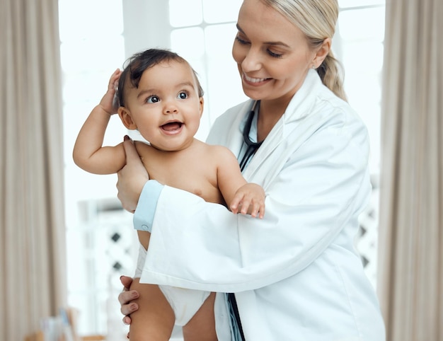 Quando o bebê está saudável, o bebê está feliz Foto de um pediatra examinando um bebê em uma clínica